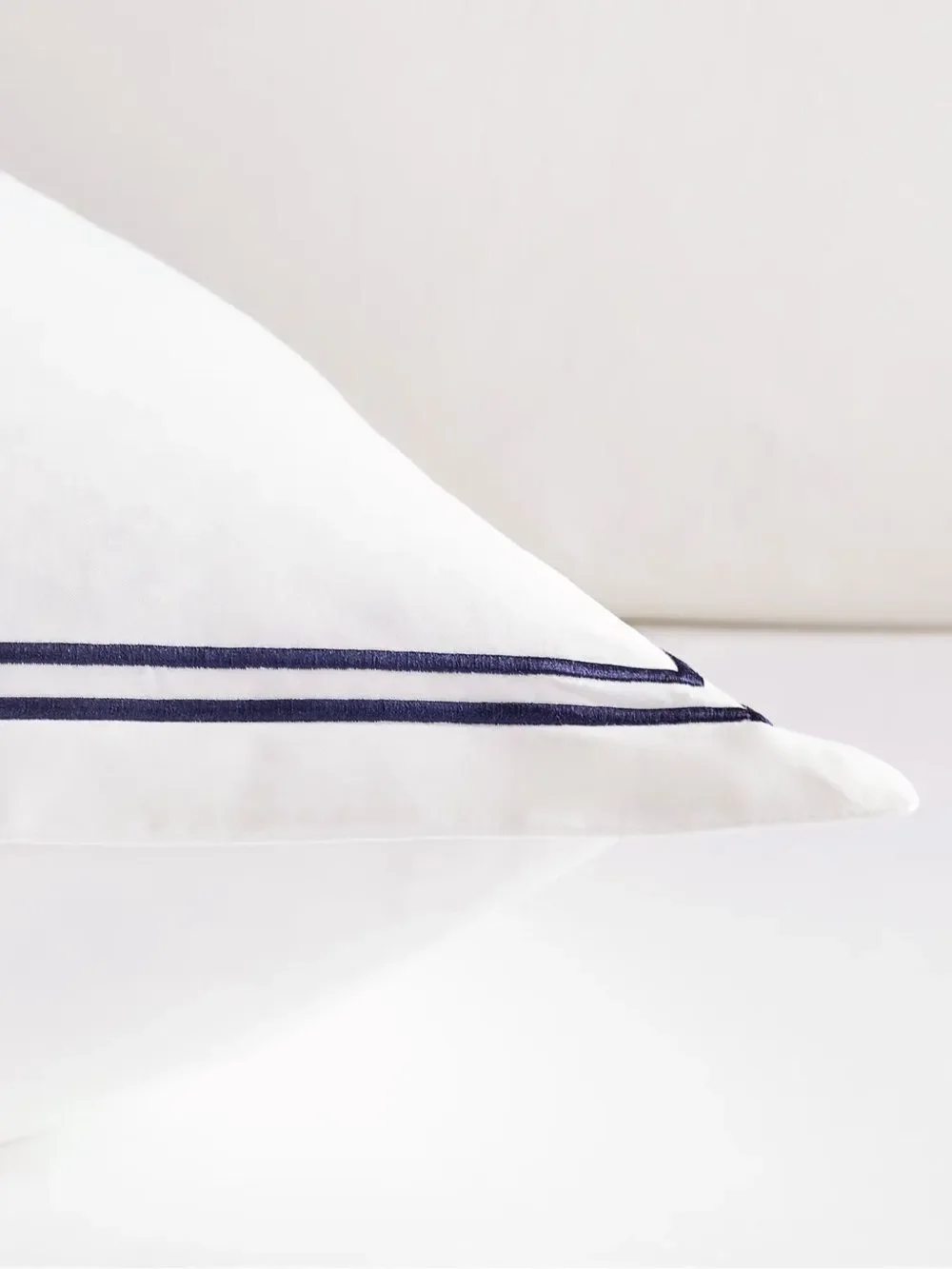 NWOT Quince Organic Crisp Percale  Euro Sham White w/Navy Double-Needle Border!